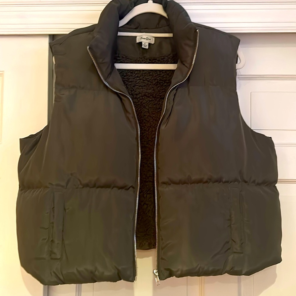 Shiny cropped puffer vest in army green.